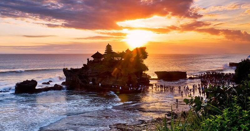 tanah-lot-sunset Wonderful sunset at Tanah Lot Temple