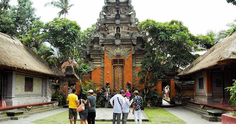 ubud palace Ubud Palace is one of the Attraction fro tourist who come to Ubud center.
